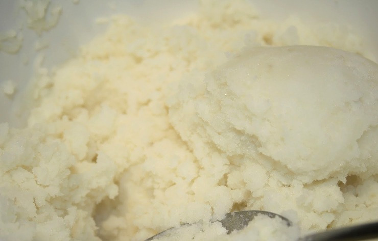 1. Этап. Курица, фаршированная картошкой в духовке: Для начала нам нужно смешать любимые специи с растительным маслом и солью, натереть этой смесью курицу внутри и снаружи, оставить ее на пару часиков мариноваться. После этого мы чистим и отвариваем картофель до полной готовности, измельчаем его до состояния пюре.