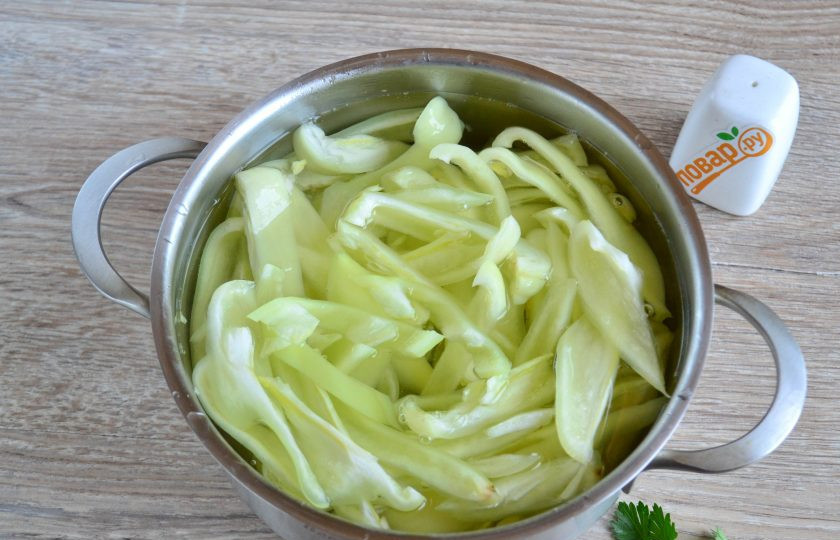 1. Этап. Перец в сладкой заливке: Бланшируйте перец в кипятке в течение 5 минут, а затем воду слейте. Очень удобно выложить перец в дуршлаг, а затем дуршлаг опустить в кастрюлю с кипящей водой на 5 минут, тогда перец будет очень удобно извлечь из кипятка.