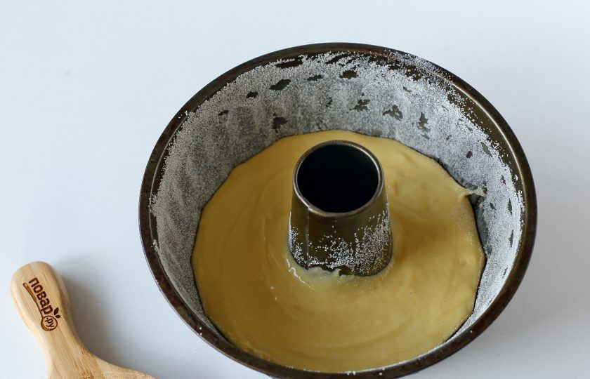 1. Этап. Кекс на минеральной воде: Форму смажьте маслом и посыпьте манкой. Вылейте тесто и запекайте в духовке при температуре 180 градусов около 40 минут.