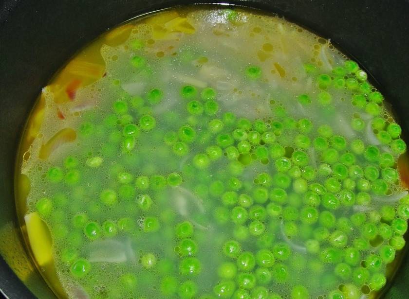 1. Этап. Суп из замороженного горошка: Всыпать горошек, специи и долить воды. Варить до готовности картофеля.