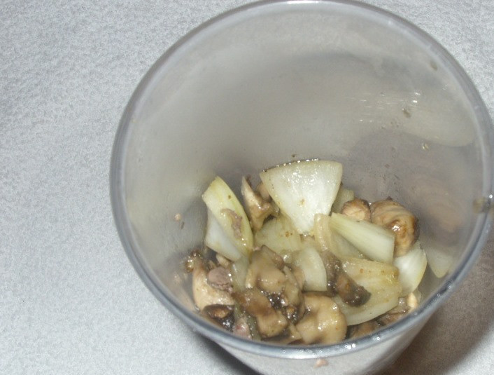 1. Этап. Соус для курицы в духовке: Грибы с луком выложите в чашу блендера.