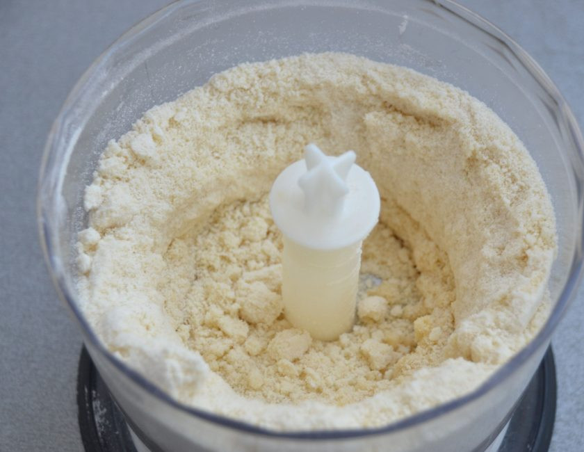 1. Этап. Пирог с грушей и сыром: Перетрите руками в крошку муку, разрыхлитель, соль и охлажденное сливочное масло или облегчите себе задачу, сложив все эти ингредиенты в чашу блендера.