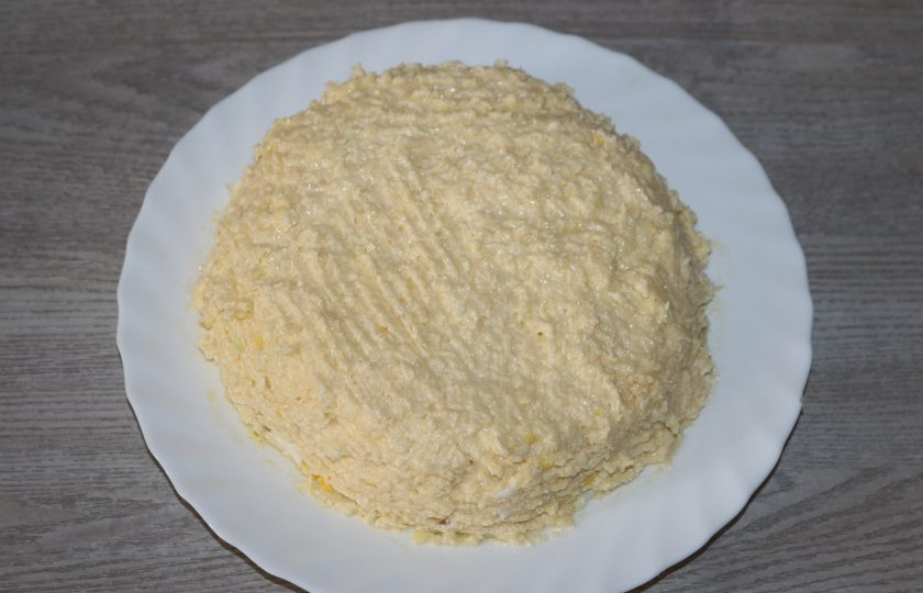 1. Этап. Салат Карнавал: 4 слой - сыр с чесноком. Распределите по всему салату.