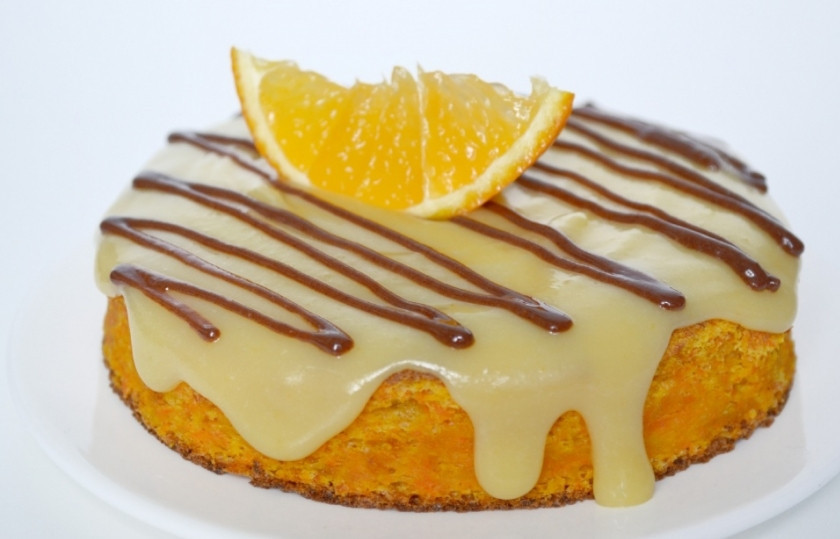 1. Этап. Бисквит с апельсиновым кремом: 6. Морковный бисквит смазываем полученным кремом, украшаем расплавленным черным шоколадом и долькой апельсина. Остатки крема храним в холодильнике в контейнере с плотно закрывающейся крышкой (до 10 дней).