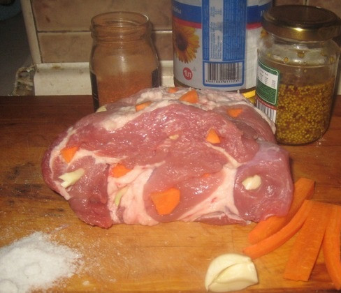 1. Этап. Буженина в скороварке: 1. Мясо нужно вымыть, просушить бумажной салфеткой и с помощью острого ножа сделать неглубокие надрезы. Очистить морковь и чеснок.