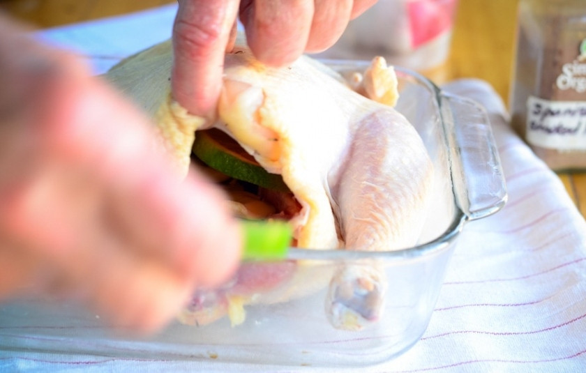 1. Этап. Курица запеченная по-мексикански: Затем ломтики лайма.