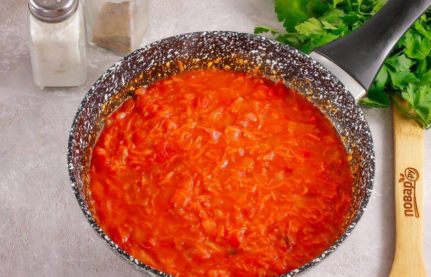 1. Этап. Подлива из лука, моркови, сладкого перца и томата: Перелейте жидкость в сковороду и всыпьте соль, молотый черный перец. Доведите до кипения и протомите при минимальном нагреве 3-4 минуты.