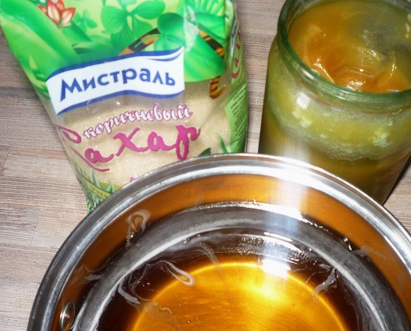 1. Этап. Пахлава индийская: Из сахара и воды (140 мл) сварите сироп. Сахар должен полностью растворится. Остудите сироп и добавьте мед. Перемешайте.