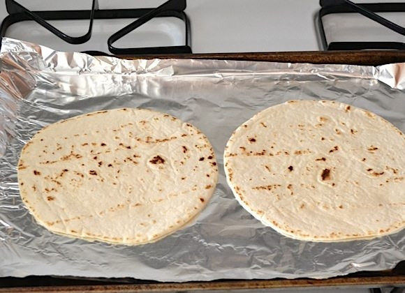 1. Этап. Мини-пицца из тортильи: 1. Разогрейте духовку до 200 градусов, выложите лепешки на противень с фольгой и отправьте их в духовку на 5 минут, чтобы они поджарились.