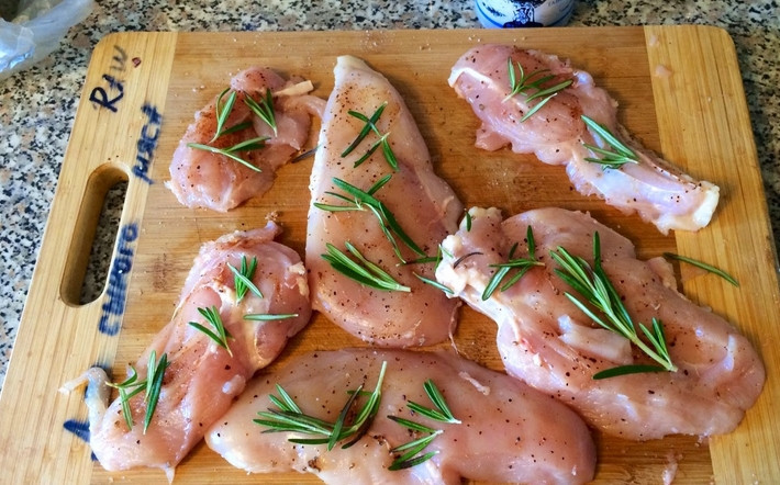 1. Этап. Филе цыпленка бройлера: Филе цыпленка нарезаем порционными кусочками, слегка отбиваем. Присыпаем специями и солью. Сверху выкладываем веточки розмарина.