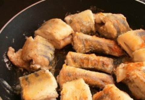 1. Этап. Рыба под маринадом из тушеных овощей: Теперь обжариваем рыбу на растительном масле до золотистого цвета.