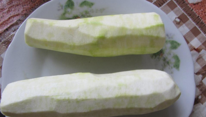 1. Этап. Кабачковое пюре на зиму: 2. Итак, приступаем к приготовлению. Начинаем с очистки кабачка, после чего нарезаем его кружками средней толщины.