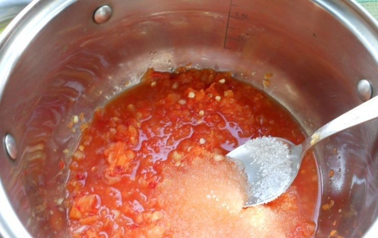 1. Этап. Баклажаны острые по-грузински: Смесь переложите в кастрюлю. Добавьте сахар. Доведите её до кипения, а потом кипятите 4 минуты.