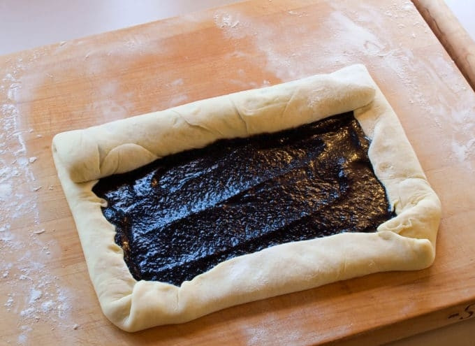 1. Этап. Рулет с начинкой из мака: 10. А теперь одну сторону теста заверните в рулет.