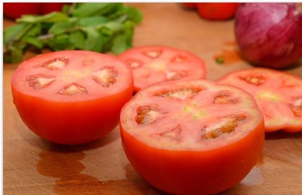 1. Этап. Фаршированные перцы и помидоры: У помидоров срезаем верхушки.