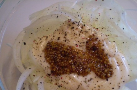 1. Этап. Селедка с луком: В миску выкладываем майонез, горчицу и перец. Перемешиваем аккуратно, чтобы лук не поломался.