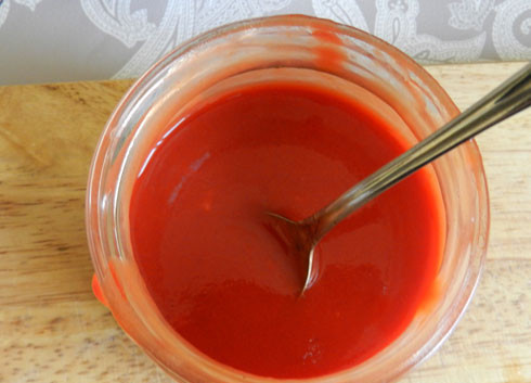 1. Этап. Курица с баклажанами в мультиварке: Приготовим соус. Томатную пасту смешайте с измельченным чесноком, добавьте чуть воды. Готовым соусом поливаем курицу.