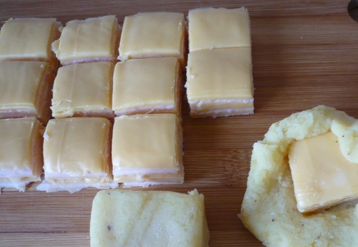 1. Этап. Кубики ветчины и сыра для перекуса: Аккуратно формируем кубик из картофельного пюре, внутри которого будет начинка из ветчины и сыра.