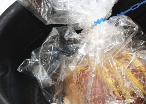 1. Этап. Мясо с айвой в мультиварке: 5. Далее необходимо положить мясо в рукав для запекания и отправить в чашу мультиварки. Но дно чаши налить воды. Включить мультиварку на режим Тушение и готовить 2 часа.