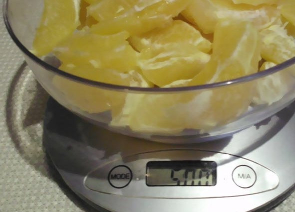 1. Этап. Апельсиновое варенье в хлебопечке: 1. По легенде Европа узнала об апельсинах именно в виде джема. Эти яркие и сочные плоды любят по всему миру, из них готовят разные вкусности и десерты. Итак, очищаем апельсины от кожуры и кожицы, после чего отмеряем, чтобы готовой мякоти было ровно 500 грамм.