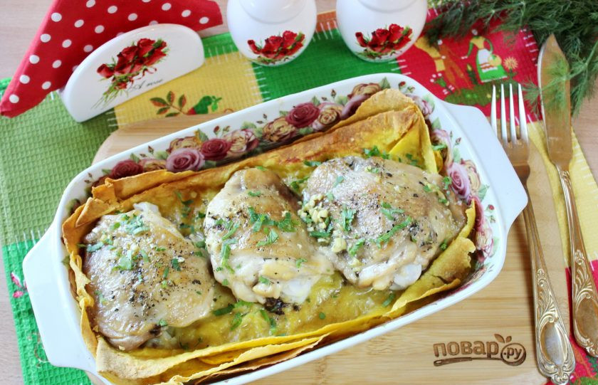 1. Этап. Бедрышки в лаваше в духовке: Куриные бедрышки запеченные в лаваше готовы. Подавайте со свежими овощами и соленьями.