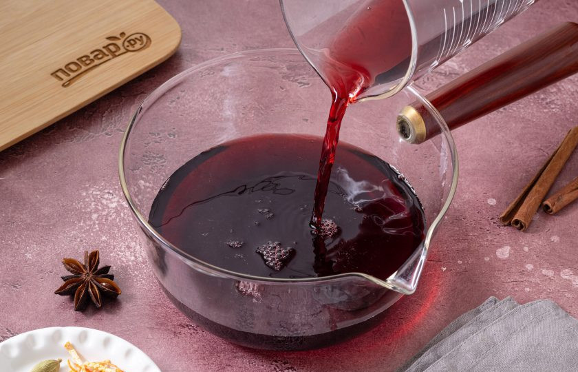1. Этап. Коктейль Глинтвейн: Влейте в сотейник красное сухое вино.