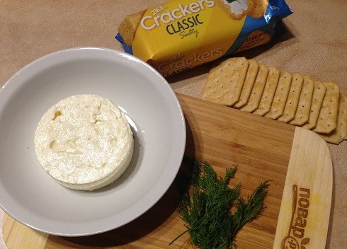 1. Этап. Закуска из крекеров с брынзой: 1. Вот практически все ингредиенты для создания закуски. Вместо брынзы можно взять любой соленый сыр или обычный творог, но добавить к нему соли по вкусу.