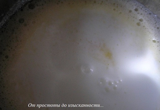 1. Этап. Пирог с кумкватом: Влейте кефир, перемешайте.