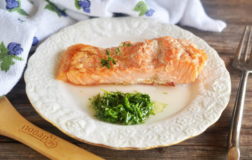 1. Этап. Лосось с соусом из горчицы и укропа: 5. Подавайте рыбу с соусом. Приятного аппетита!