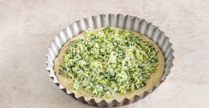 1. Этап. Капустный пирог на сметане и сливках: 4. В форму для выпечки вылейте больше половины теста, затем выложите начинку и залейте все оставшимся тестом.