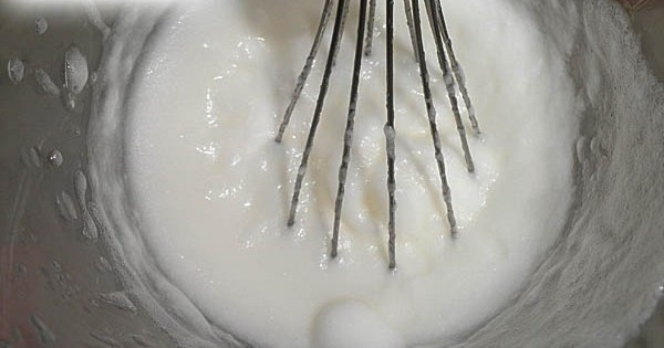 1. Этап. Вкусная запеканка творожная: Отдельно взбейте белки до пены.