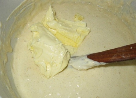 1. Этап. Пасхальный кулич простой: Затем вводим размягченное сливочное масло и снова перемешиваем.