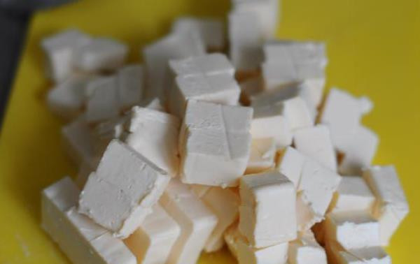 1. Этап. Сырный крем-суп с грибами: Тем временем порежьте плавленый сыр.