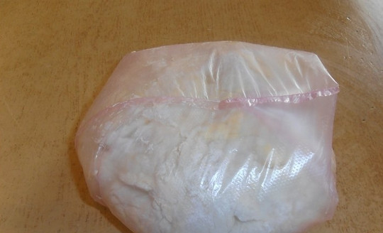 1. Этап. Кубете (пирог с мясом и картофелем): 3. Готовое тесто скатайте в шарик, выложите в пакет и отправьте в холодильник на 8-10 часов.