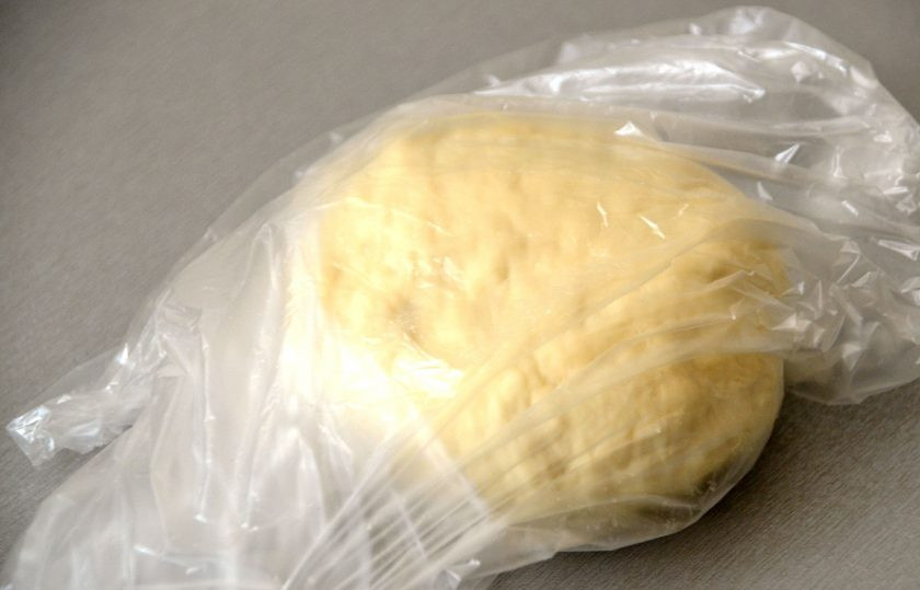 1. Этап. Ложные куриные ножки: Замесите тесто, дайте ему отлежаться 15-20 минут.