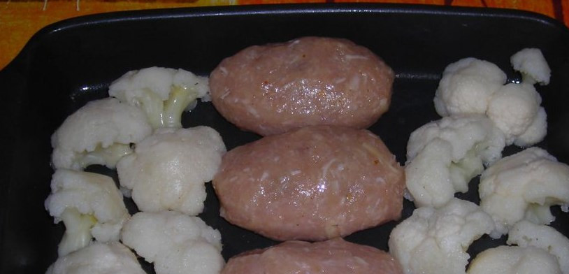 1. Этап. Куриная грудка с цветной капустой в духовке: Заверните плотно и аккуратно. Выкладываем в форму для запекания вместе.