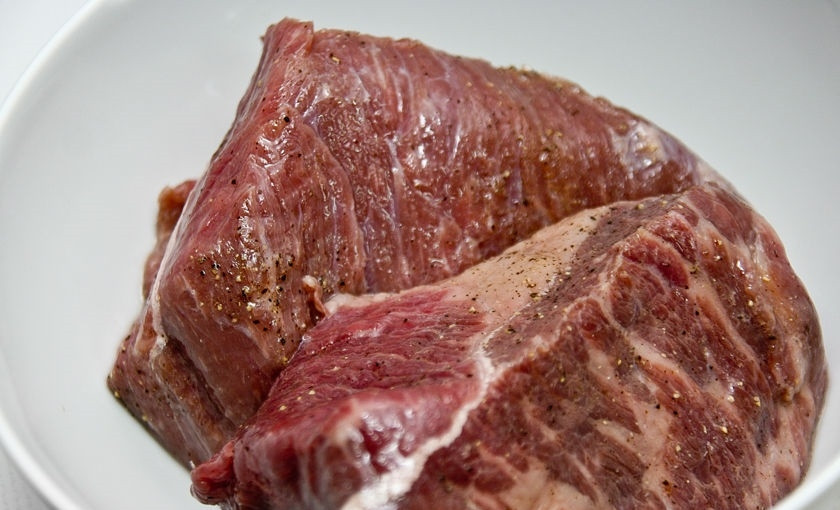 1. Этап. Полендвица с картошкой: 1. Первым делом мою мясо, затем вытираю его насухо. В отдельной миске смешиваю соль, черный молотый перец и лимонный сок, полученной смесью натираю говядину, отправляю мясо в холодильник на пару часов.