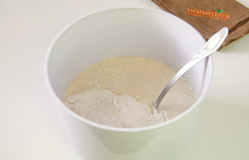 1. Этап. Кофейное пирожное: Добавьте муку.