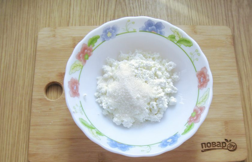 1. Этап. Сочники с вишней: Творог выложите в миску.
