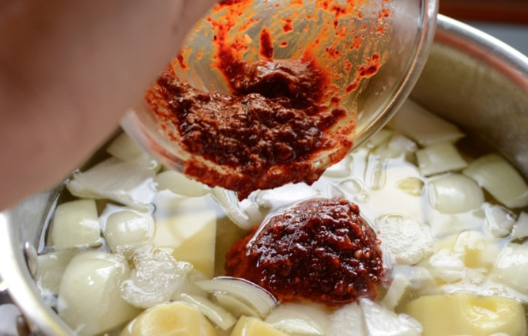 1. Этап. Суп из рыбной консервы: В кастрюлю сложите нарезанный картофель, лук и приготовленный ранее соус. Залейте водой и поставьте на огонь вариться.