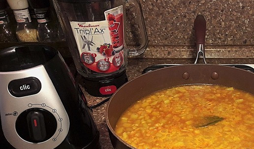 1. Этап. Чечевично-тыквенный суп с кабачком: После того как тыква чуть проварится, добавляем чечевицу и доводим до готовности