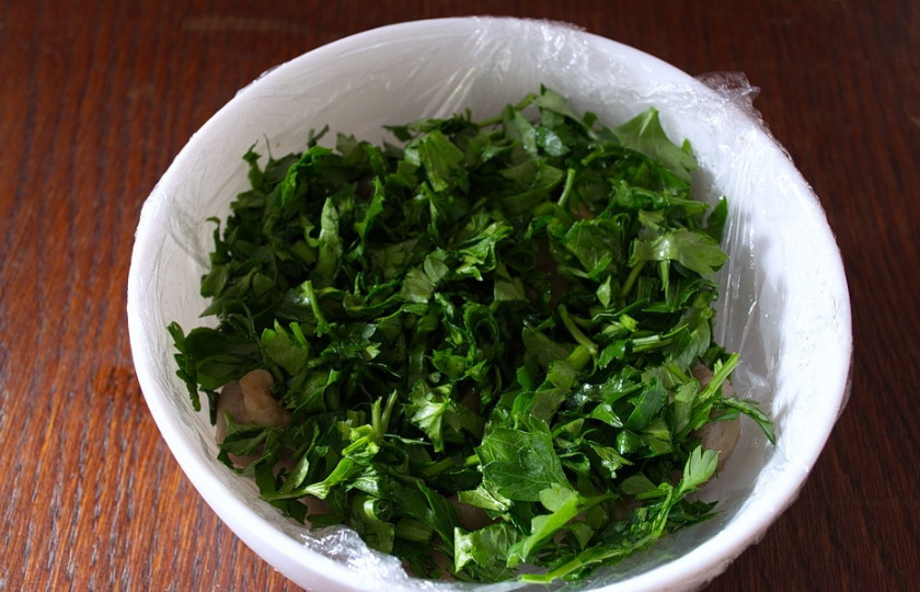 1. Этап. Салат Грибная полянка с курицей: Нарезаем мелко петрушку. Выкладываем на грибы.