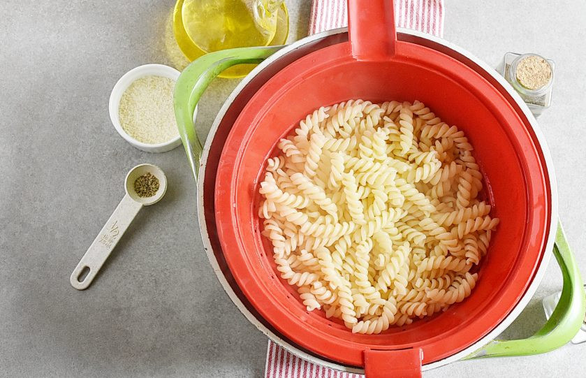 1. Этап. Итальянский ужин: За это время сварите пасту до состояния аль-денте. Слейте, сохранив полстакана воды от макарон. Сохраняйте пасту горячей.