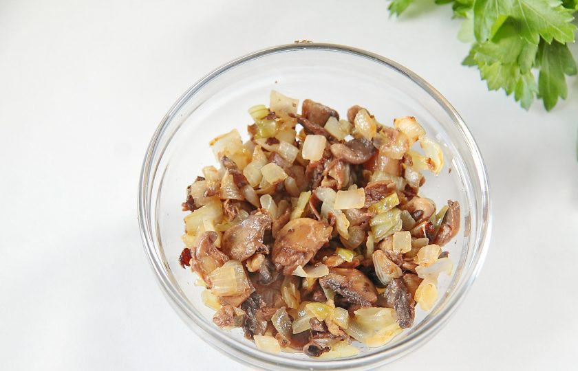 1. Этап. Салат желейный, слоеный: 6. Отдельно обжарьте измельченные грибы и нарезанный кубиками лук.