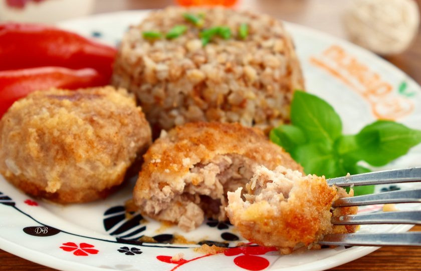 1. Этап. Школьные котлеты с гречкой: Подавайте котлеты с гречкой со свежими овощами и зеленью. Приятного аппетита!