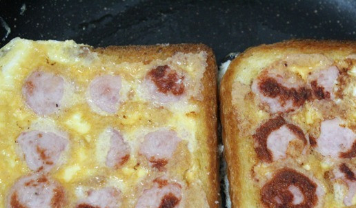 1. Этап. Перекус на сейчас и на потом: Лопаткой переворачиваем на другую сторону и поджариваем до готовности. Снимаем и подаем.