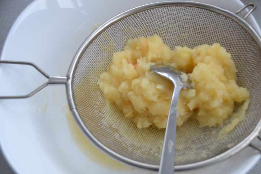 1. Этап. Мятный зефир: Отделите яблочную мякоть запеченных яблок, протрите её через сито, можно помочь себе блендером для измельчения.