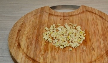 1. Этап. Курица с рисовой лапшой и соевым соусом: 5. Очищенные зубчики чеснока порубите ножом.