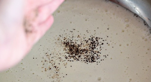 1. Этап. Сливочный соус для спагетти: Перчим соус и варим его еще 1-2 минуты, затем снимаем с огня.