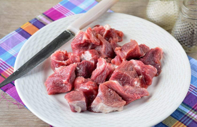 1. Этап. Гречка с мясом «Роскошная»: Промойте свинину, нарежьте крупными кусочками.